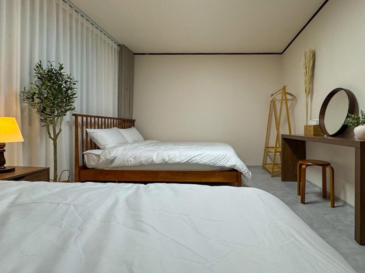 Apartment 8-capacity # 3 # 4 Queen Beds # 10 Minutes On Foot From Station # Wood Tone # Emotional Interior # Netflix *