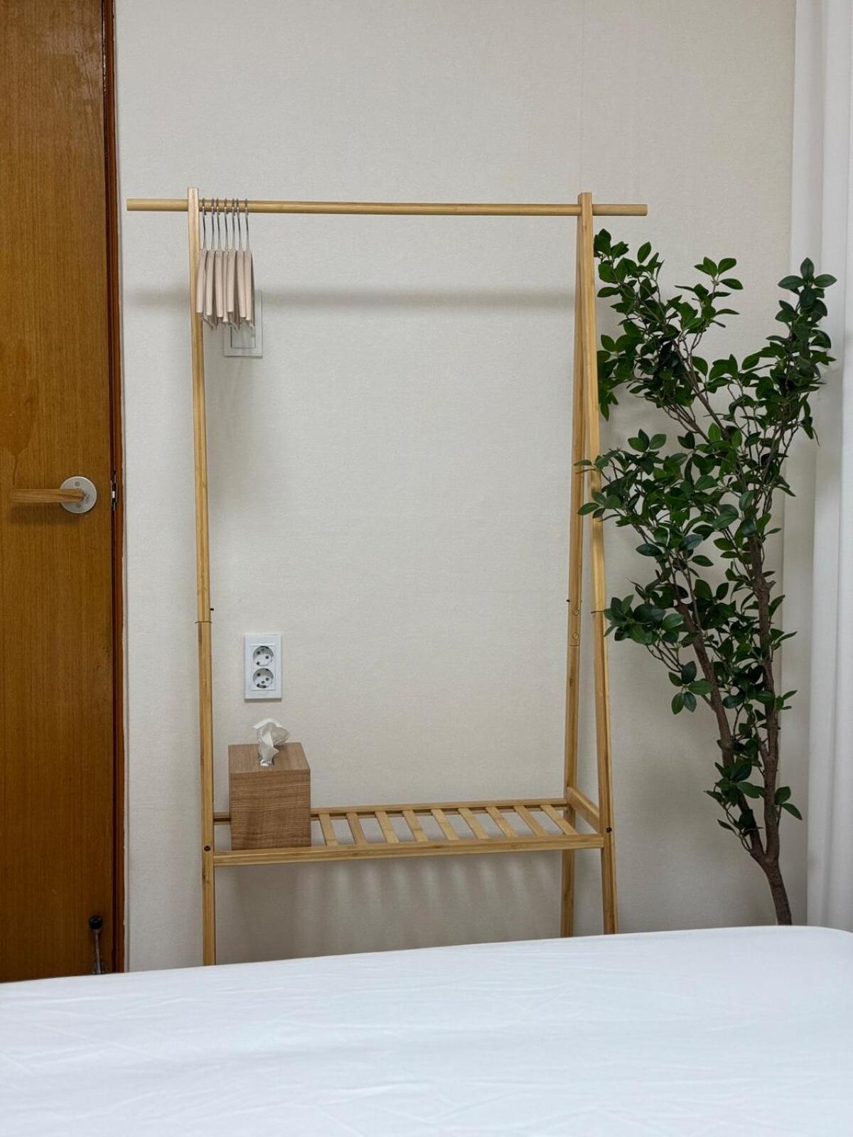 Apartment 8-capacity # 3 # 4 Queen Beds # 10 Minutes On Foot From Station # Wood Tone # Emotional Interior # Netflix Busan
