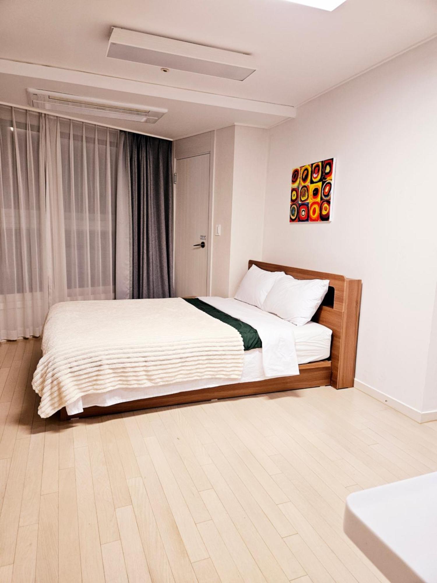 Apartment 40 Queen, 2 Minutes Run To The Beach, Close To The Sea, 5 Minutes To Club D Oasis Swimming Pool, And Long Walk Along The Busan