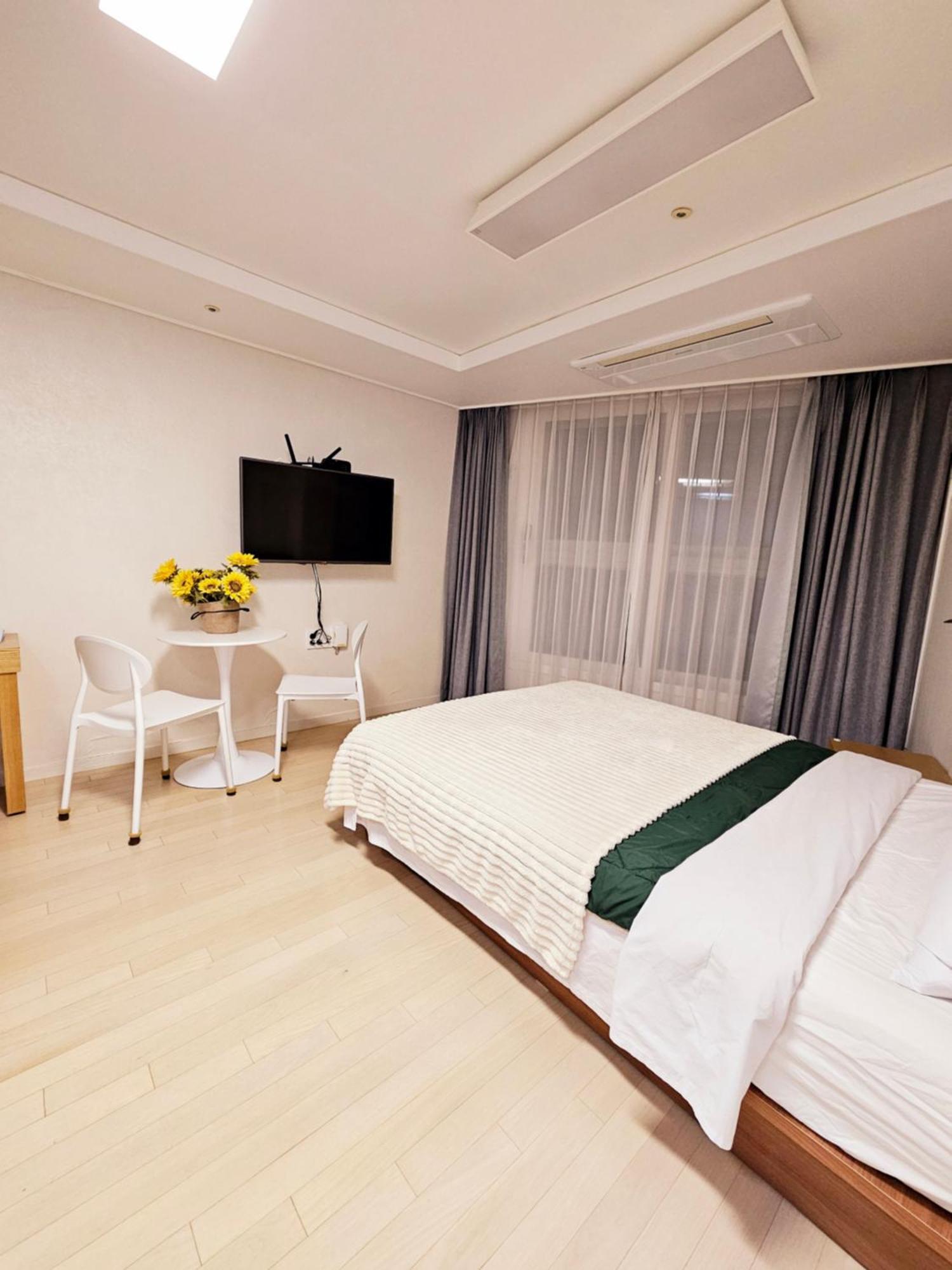 40 Queen, 2 Minutes Run To The Beach, Close To The Sea, 5 Minutes To Club D Oasis Swimming Pool, And Long Walk Along The