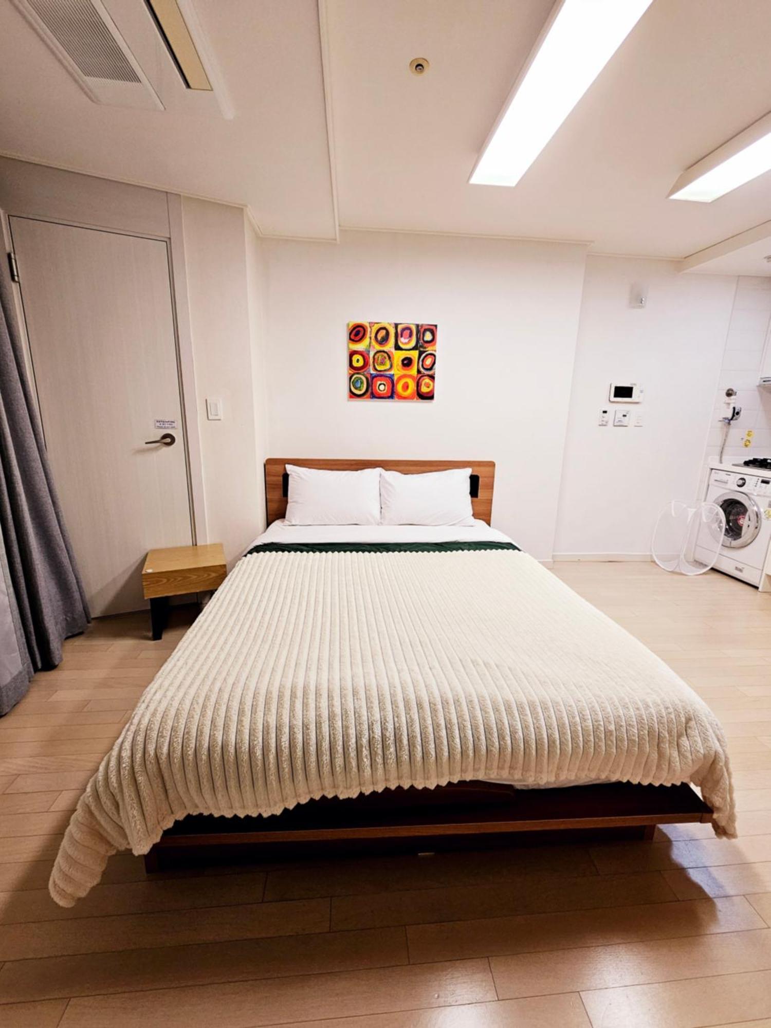 40 Queen, 2 Minutes Run To The Beach, Close To The Sea, 5 Minutes To Club D Oasis Swimming Pool, And Long Walk Along The Apartment Busan