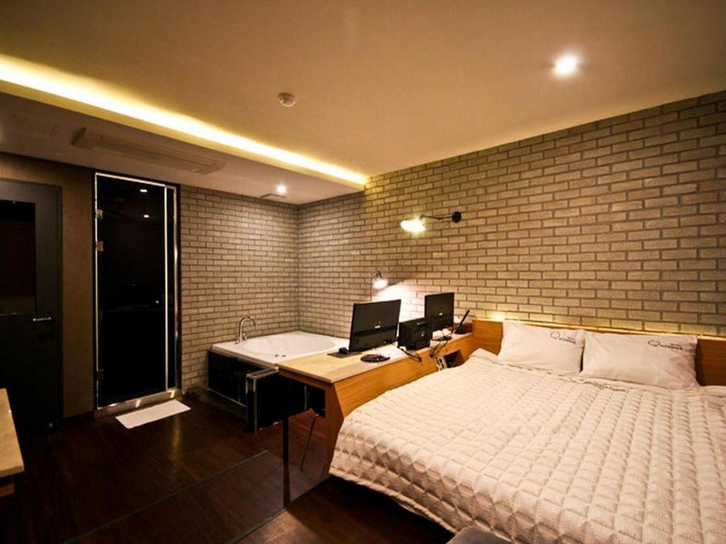 Comma Motel Busan