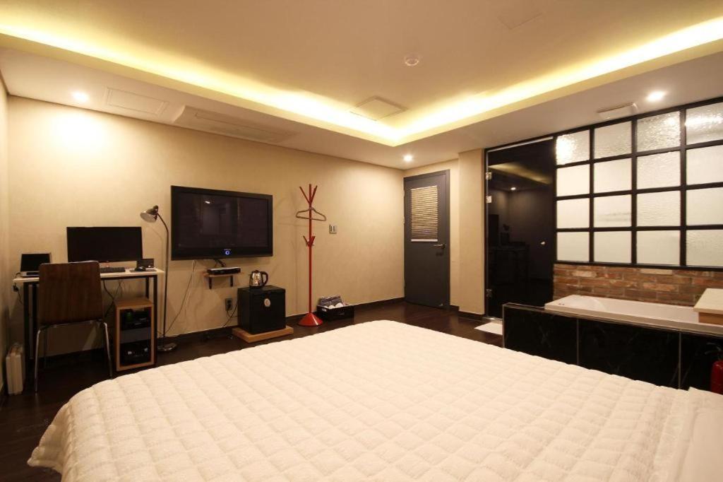 Comma 2* Busan