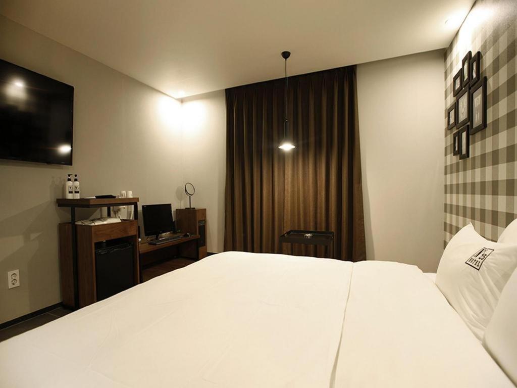 No. 25 Myeongji Oceanc Business Hotel