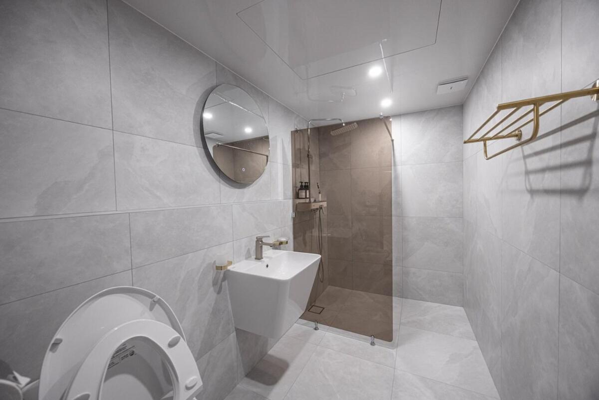 2f 4bathrooms, 9beds, 7-16 Persons Team