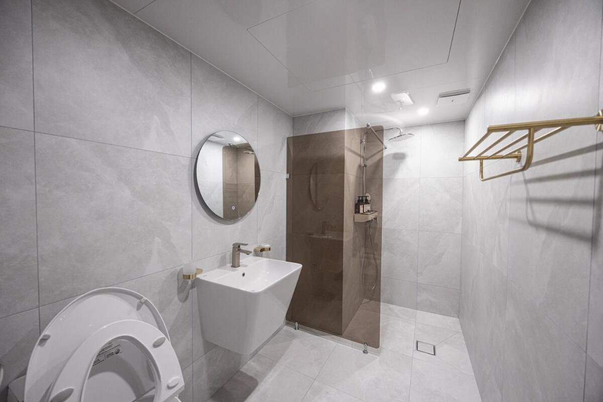 2f 4bathrooms, 9beds, 7-16 Persons Team Apartment Busan