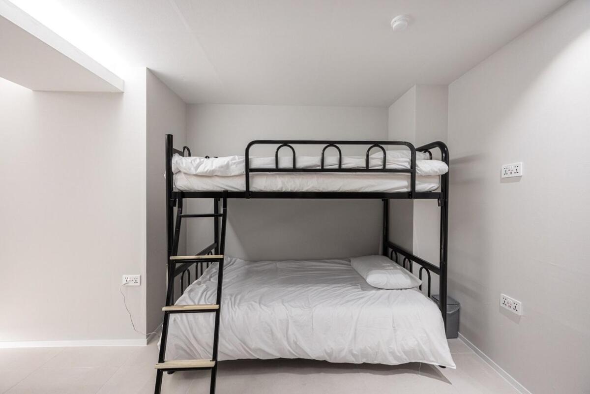 2f 4bathrooms, 9beds, 7-16 Persons Team