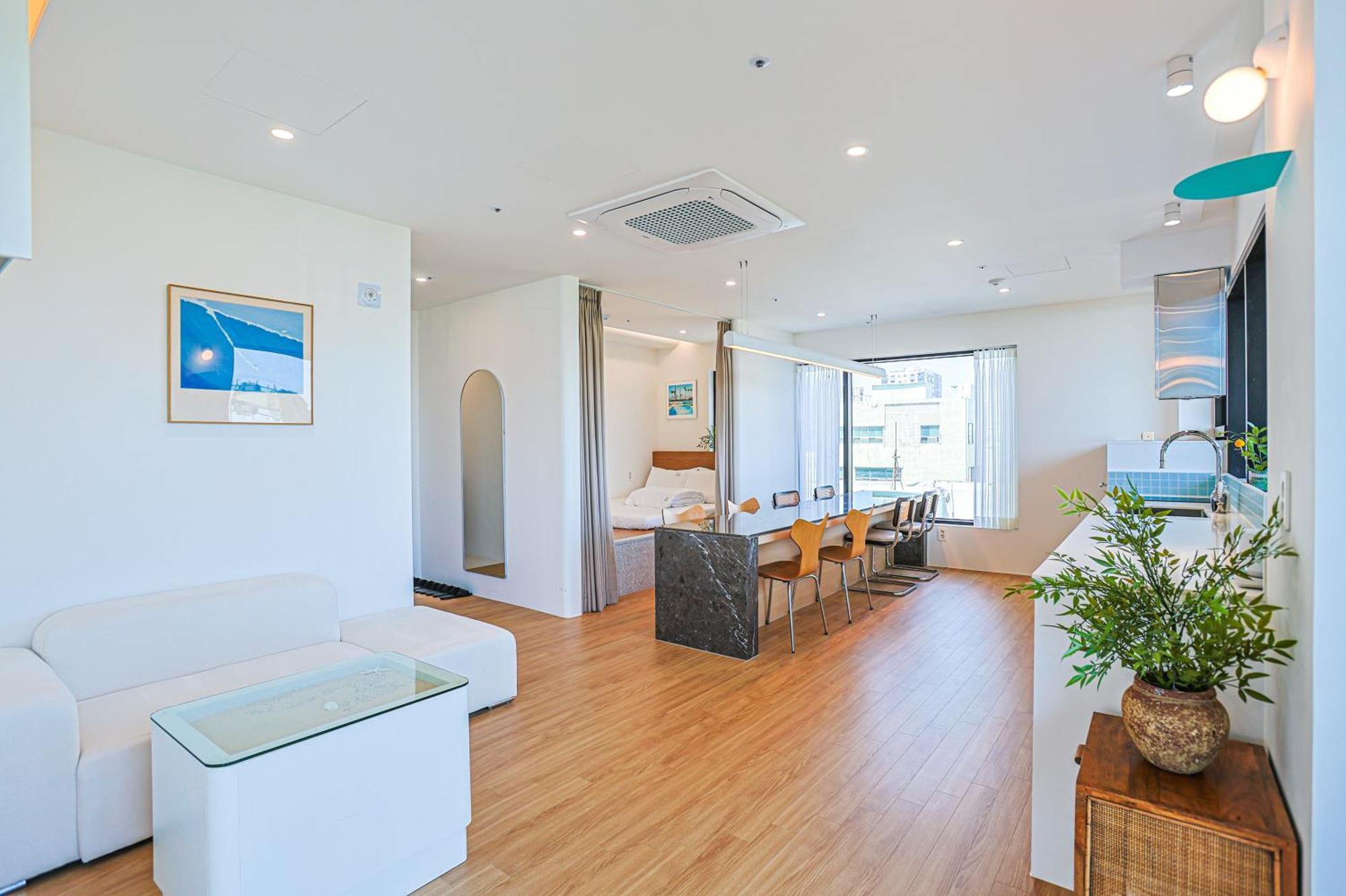 Paul Mare Pool Holiday home Busan