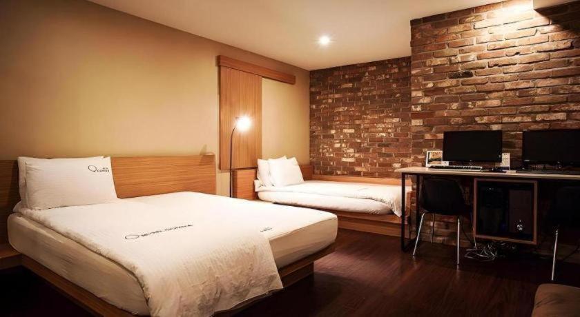 Comma Motel 2*