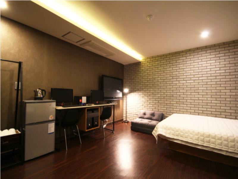 Comma Motel 2*