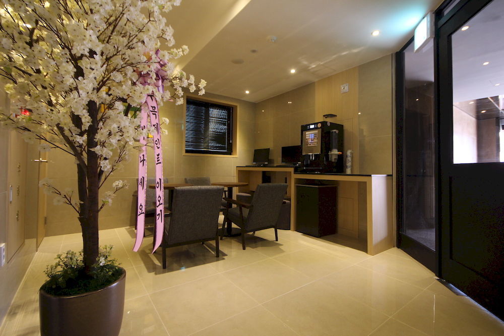 Hotel Almond Station 3*
