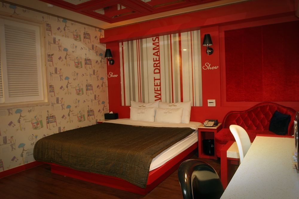 Hotel Show 2*
