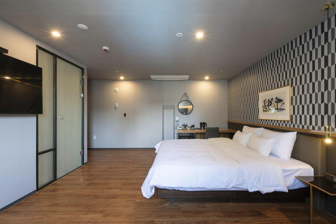 Seomyeon Brown-dot Gold 3* Busan