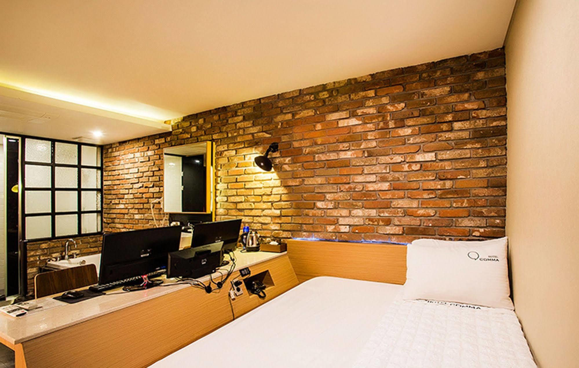 Motel Comma