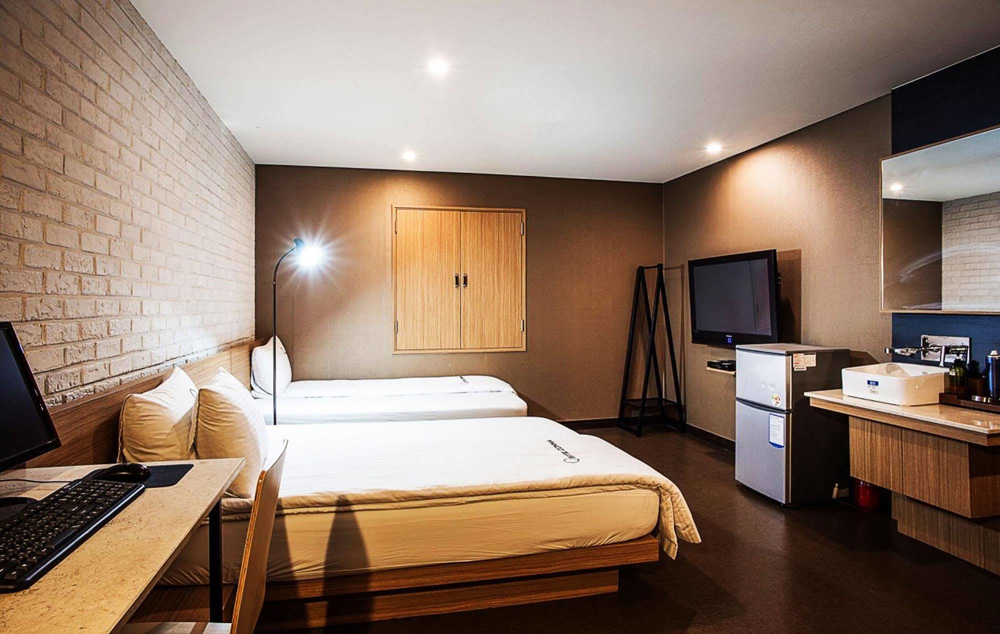 Comma Motel 2*
