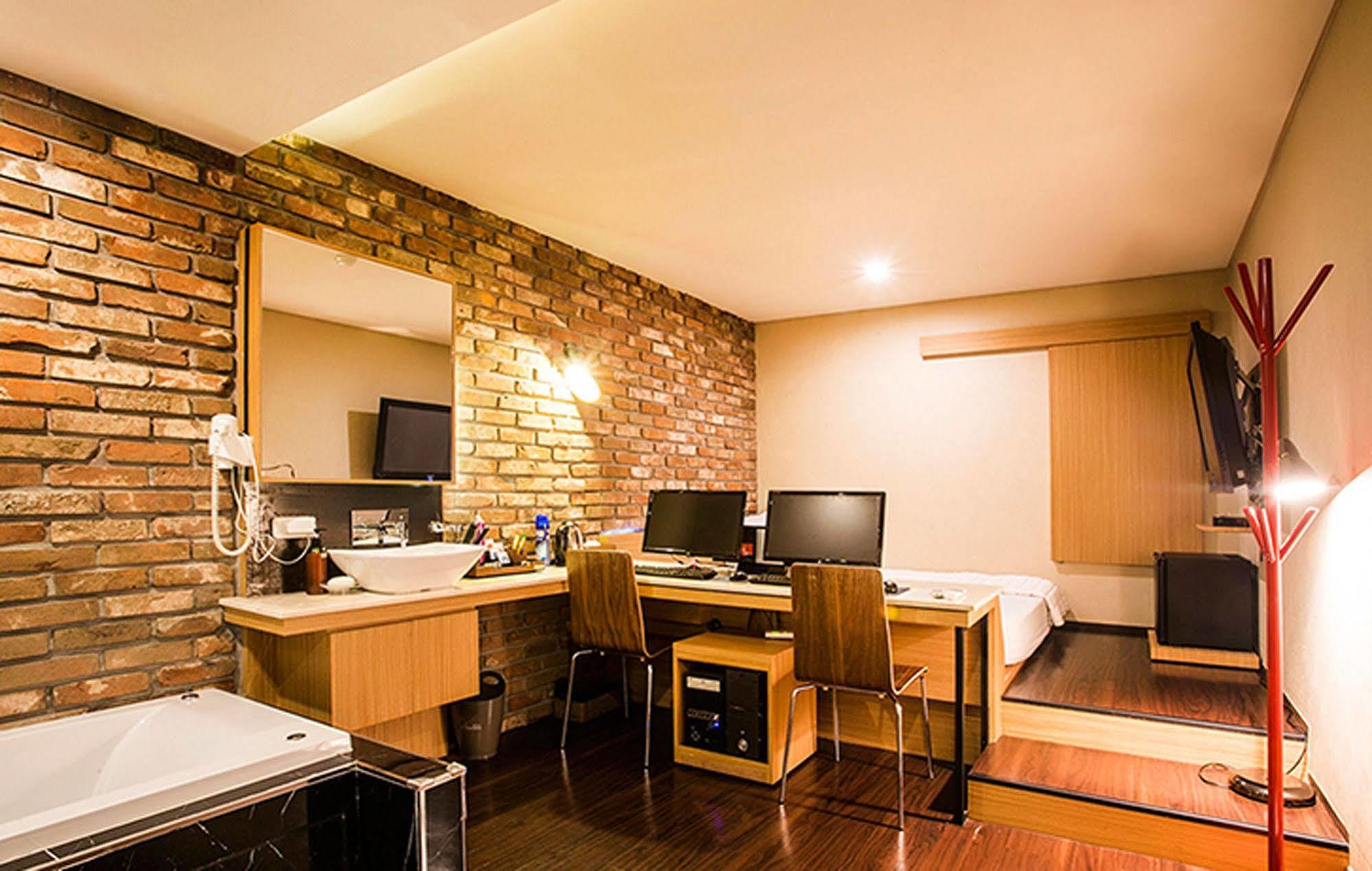 Comma Motel Busan