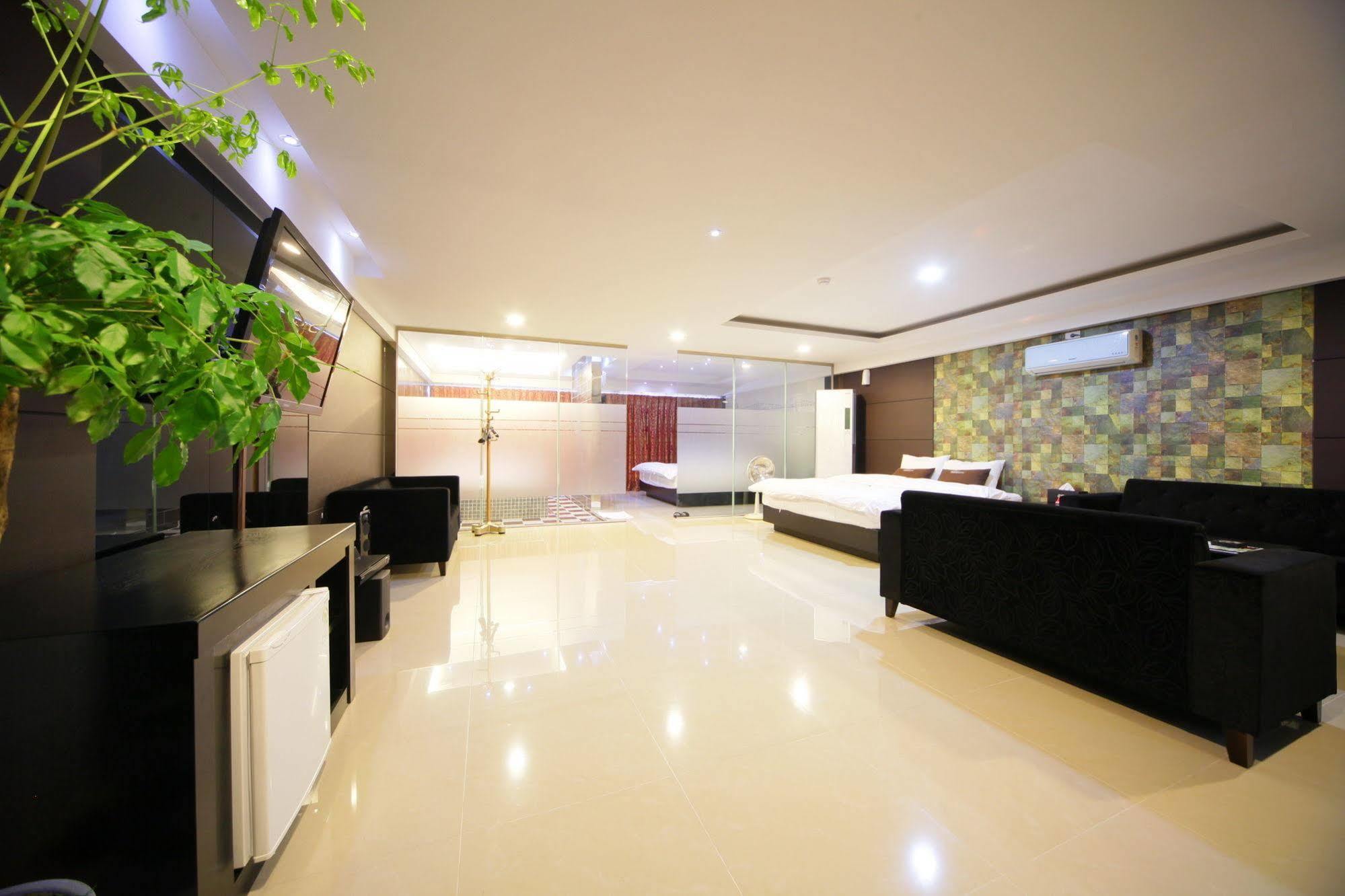 Iris 2* Busan