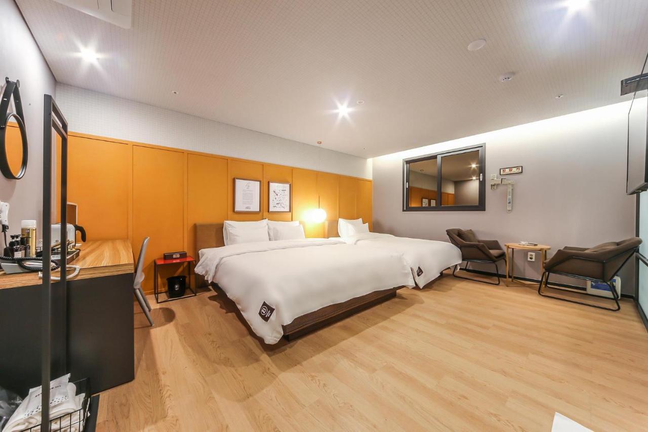 Seomyeon Brown-dot Gold 3* Busan
