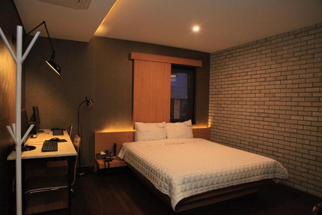 Comma Motel 2*