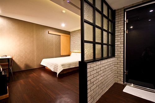Comma Motel