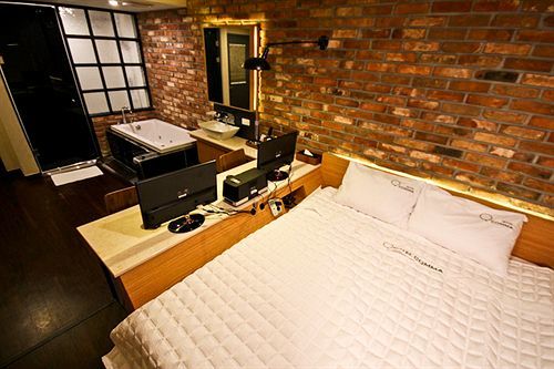 Comma Motel