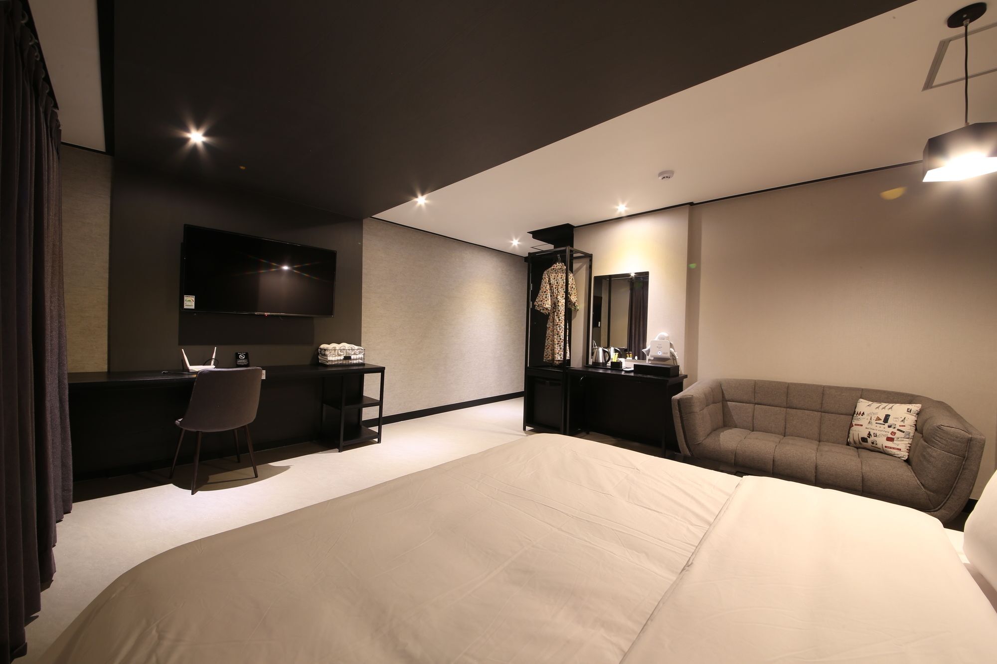 Hotel Almond Gupo Station 2*