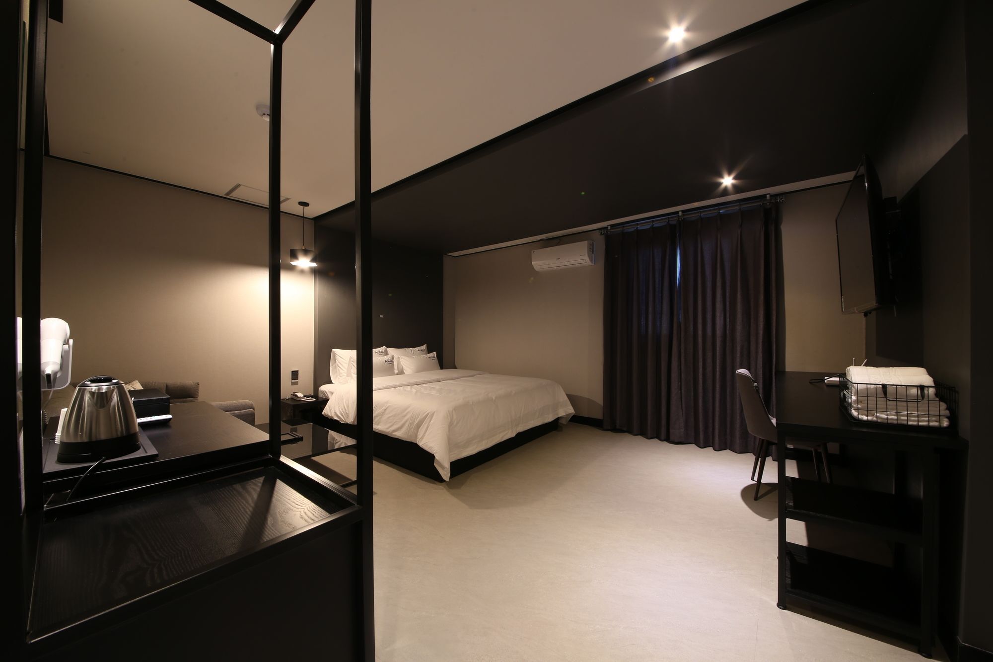 Hotel Almond Gupo Station 2*