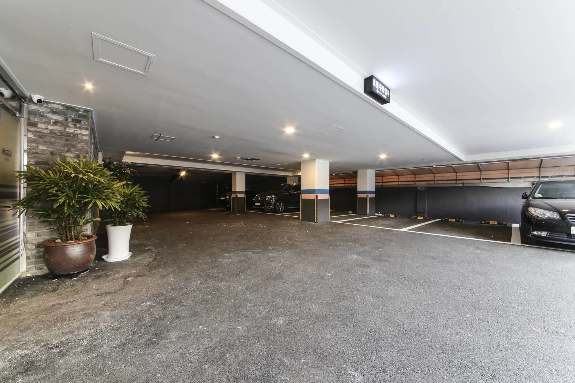 Hotel Almond Gupo Station