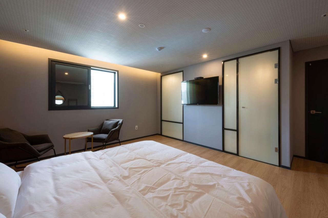 Hotel Seomyeon Brown-dot Gold