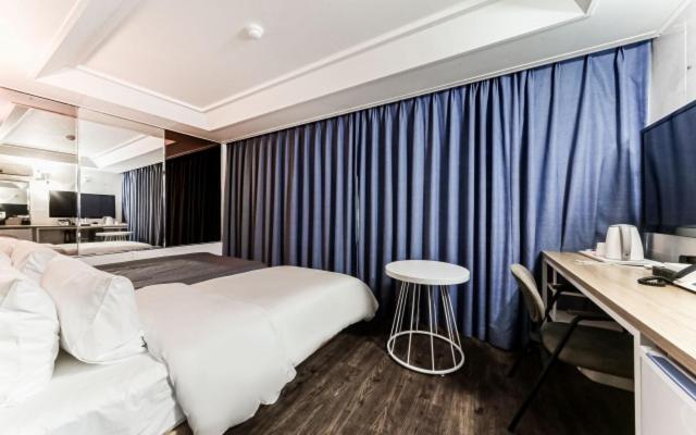 Sloth Songjeong Hotel *