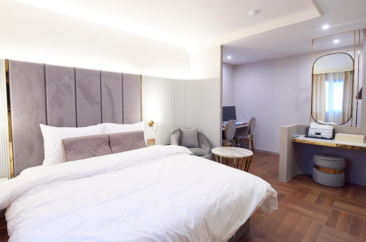 Hotel Denbasta Signature