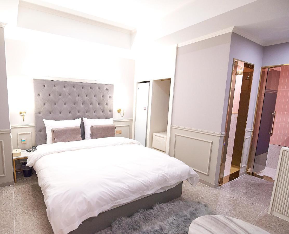 Hotel Denbasta Signature