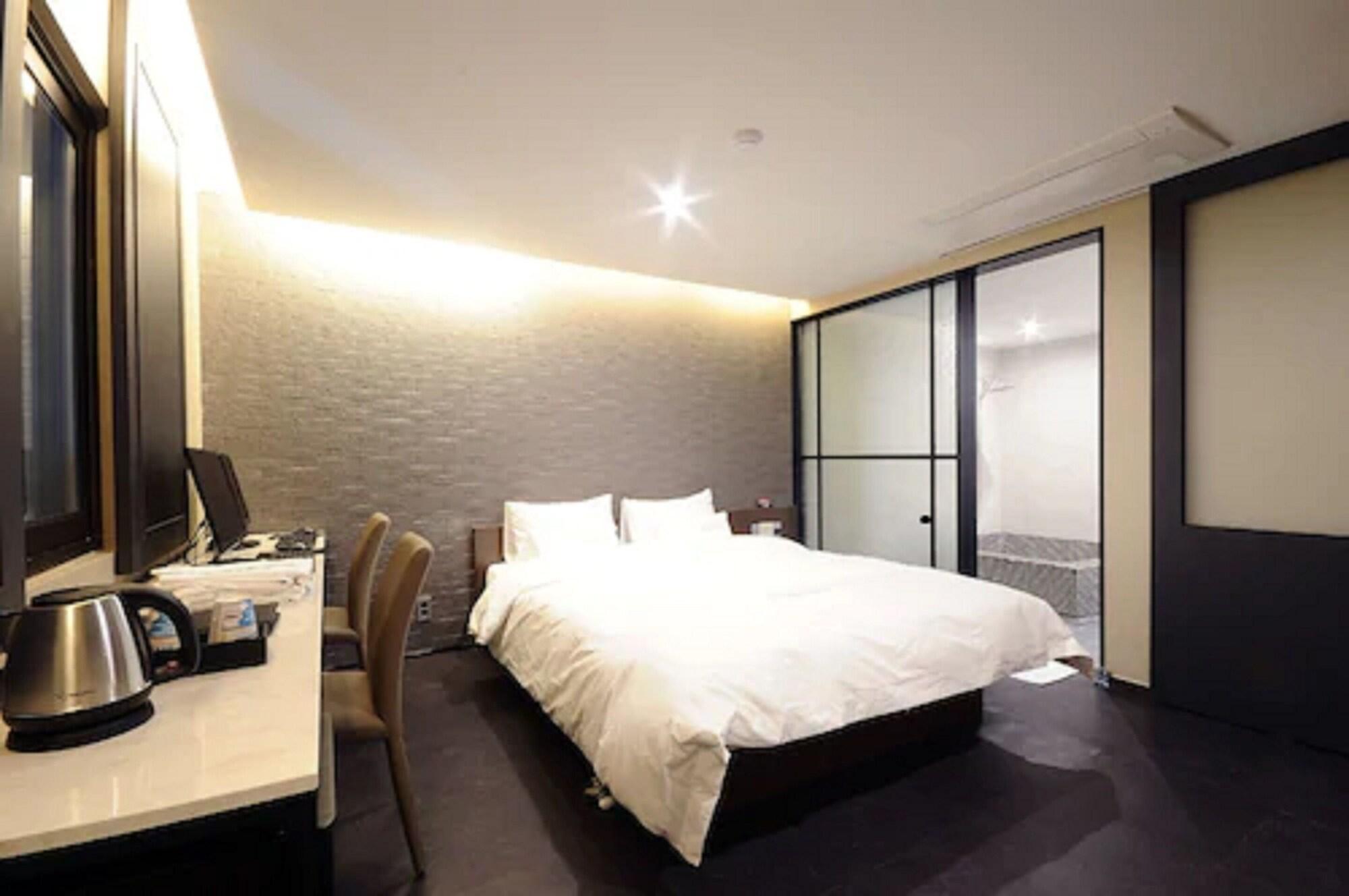 Queens Seomyeon Hotel 3*