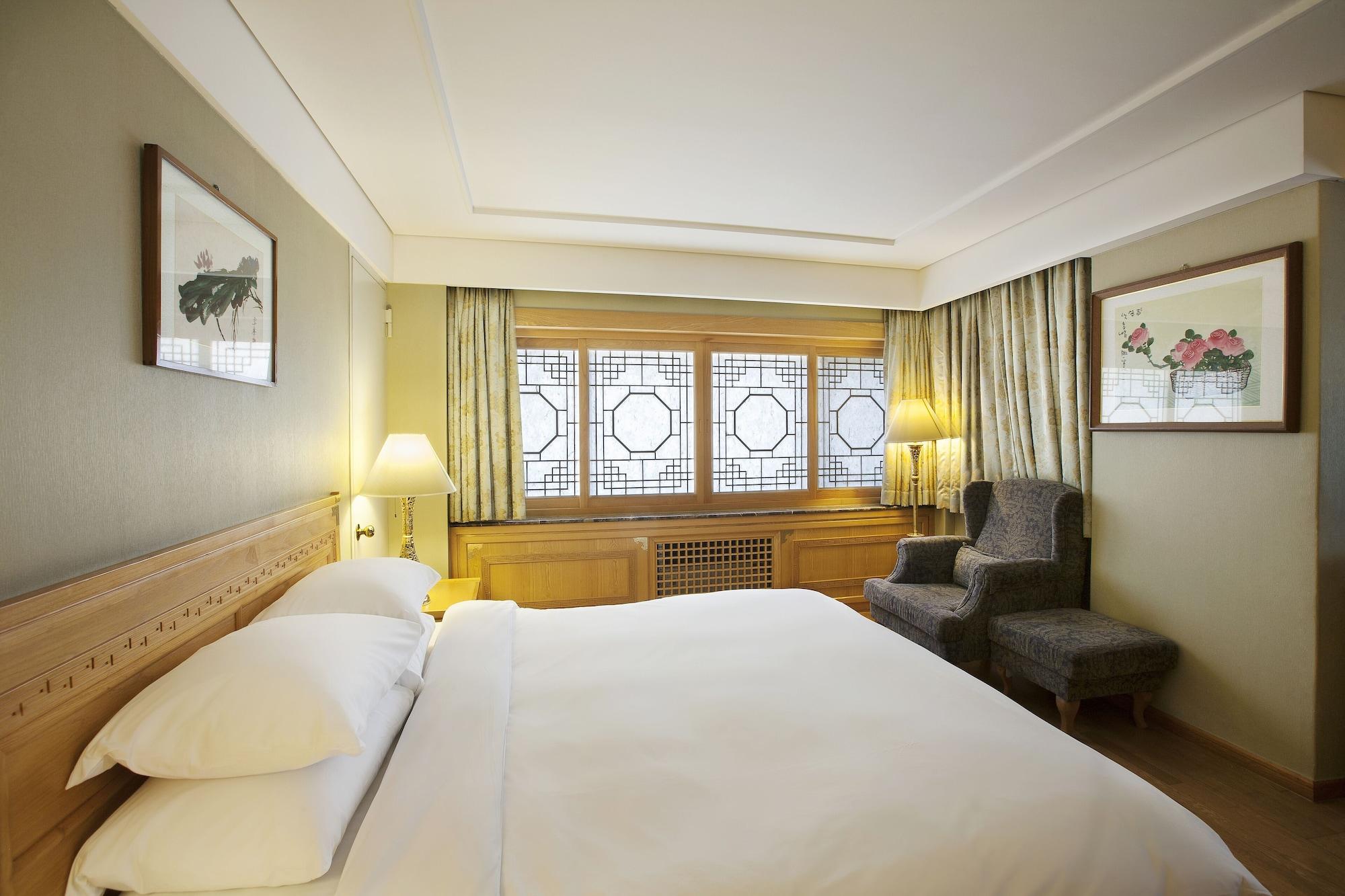 Commodore Hotel 4*