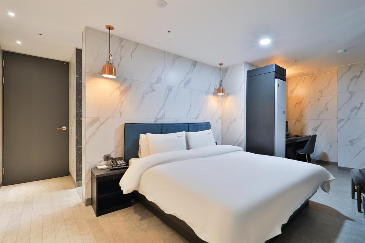 Yuna Business Hotel