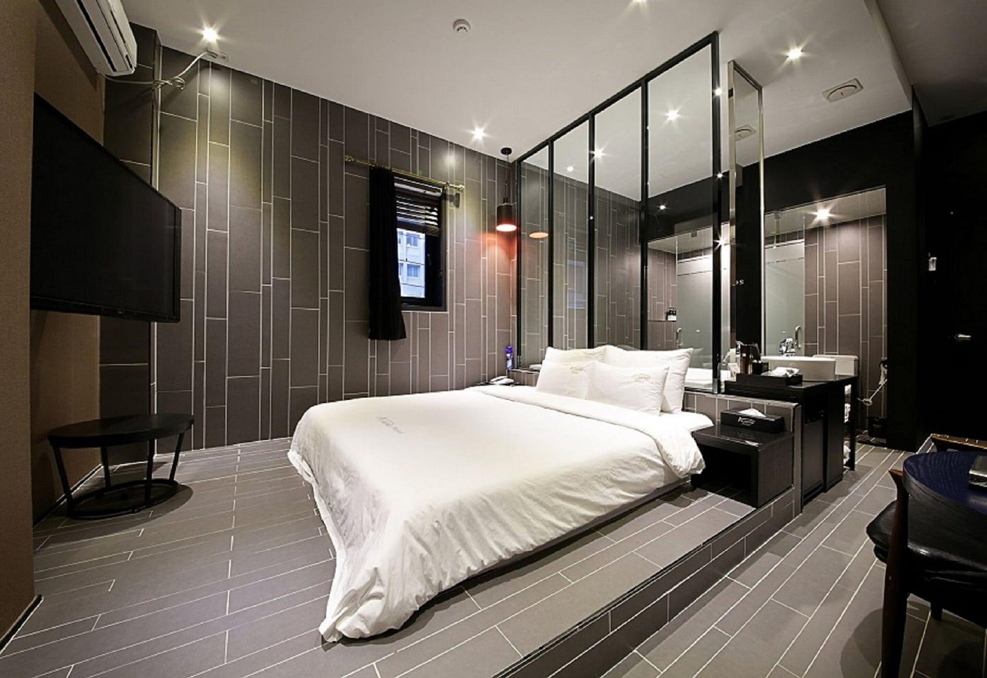 Hotel Almond Station 3*