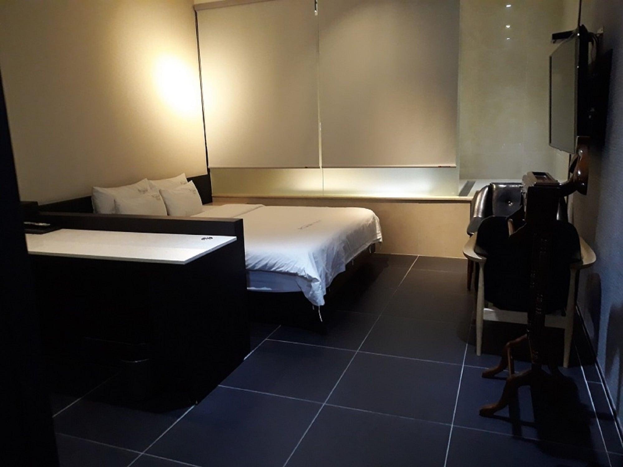 Hotel Almond Station 3*