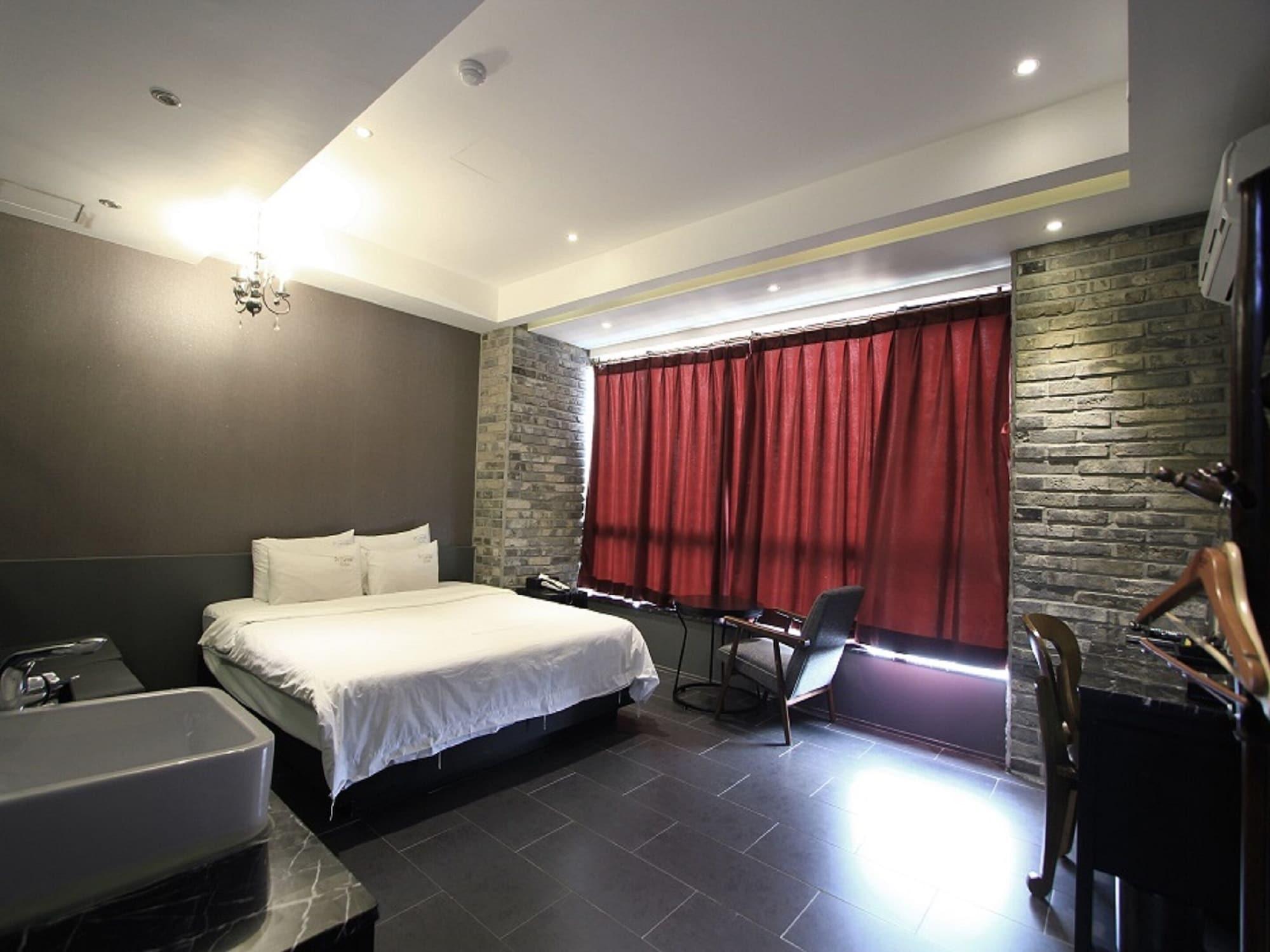 Hotel Almond Station 3*