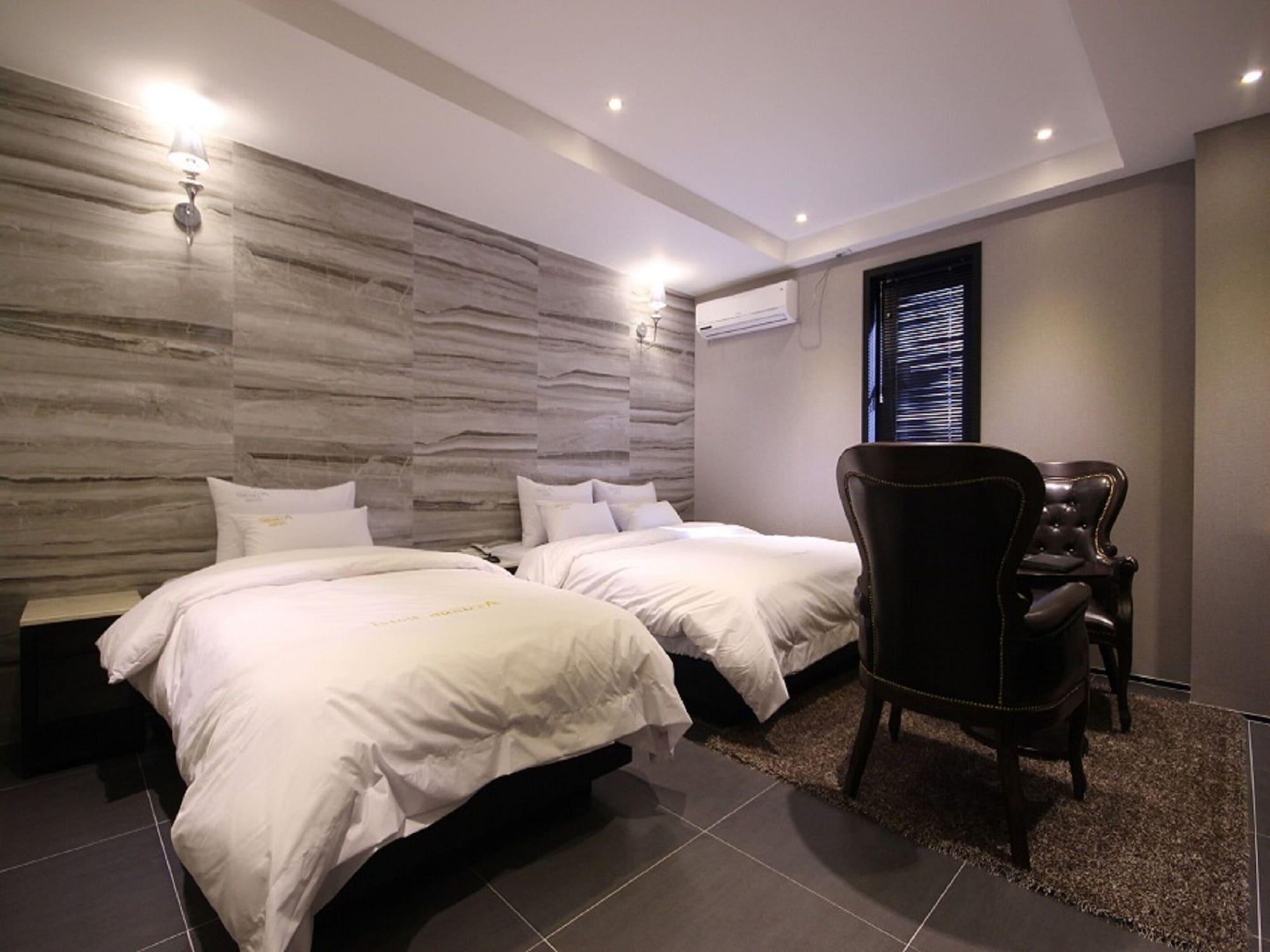 Hotel Almond Station 3*