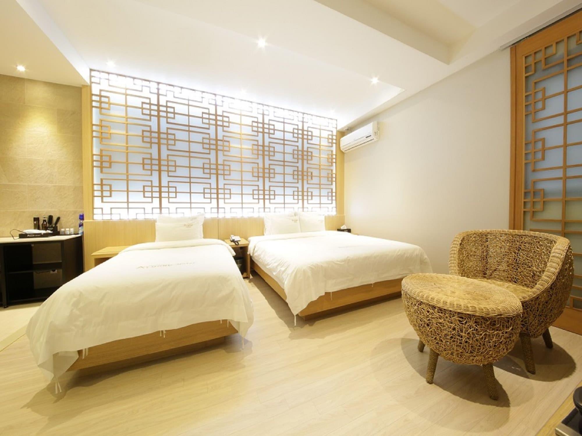 Hotel Almond Station 3*
