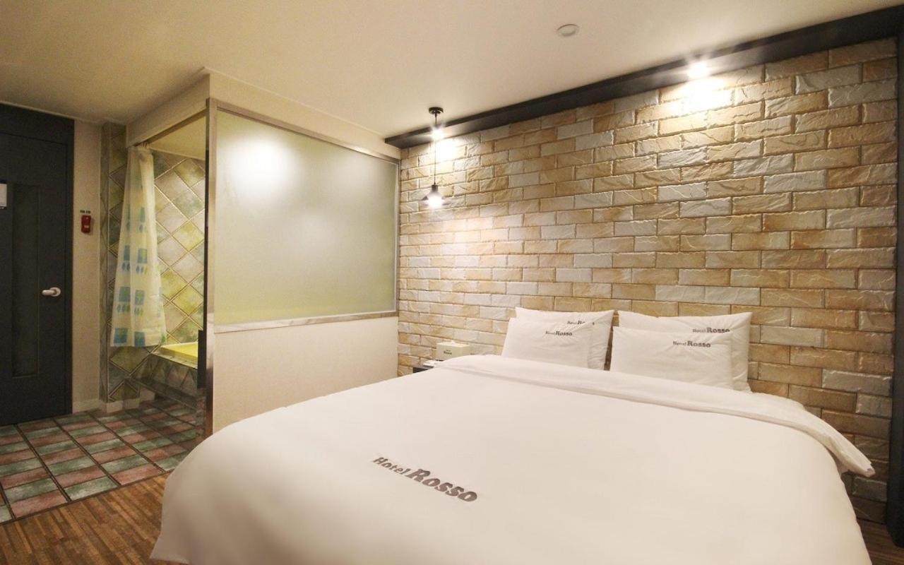 Rosso Hotel *