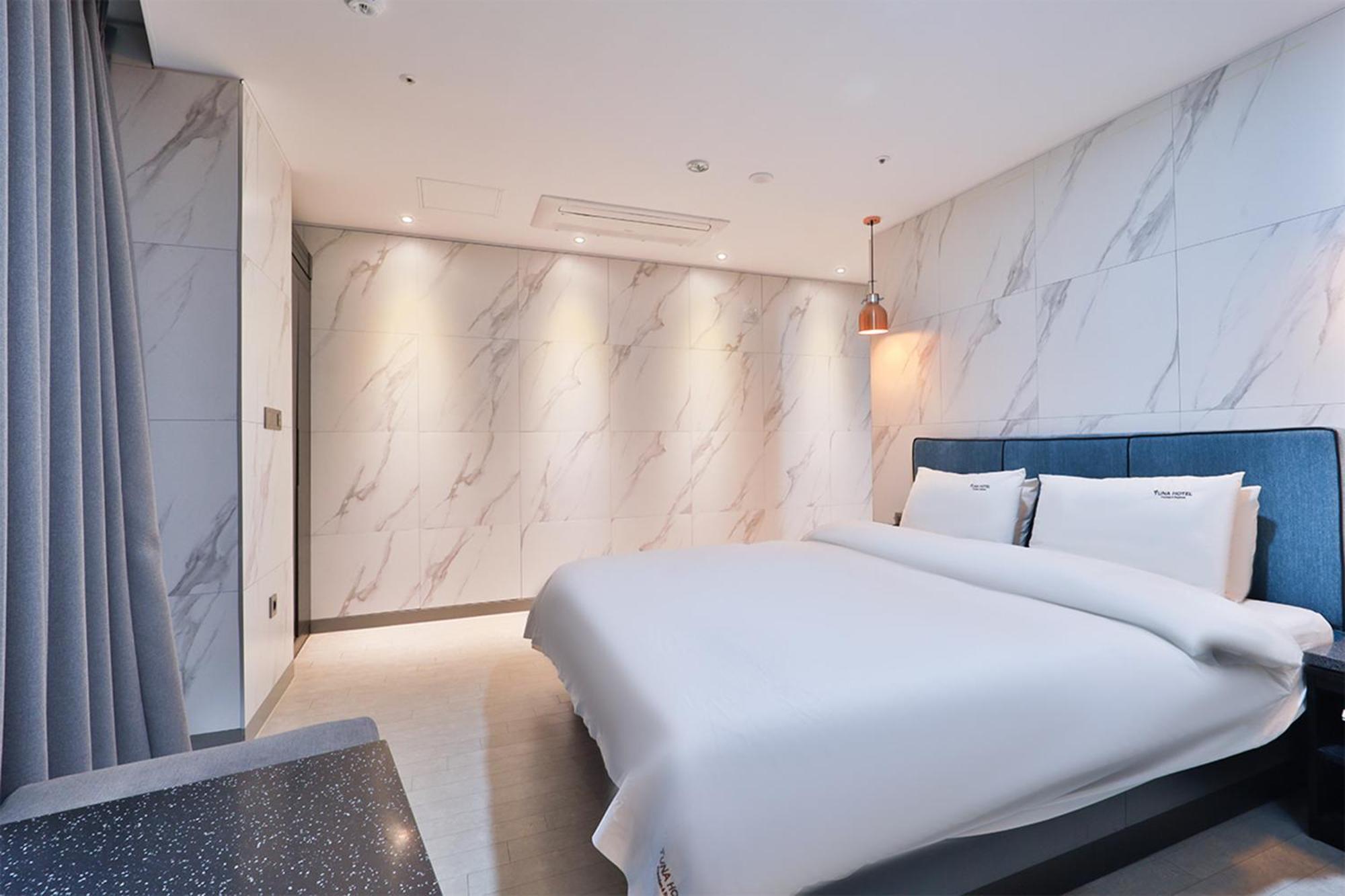 Yuna Business Hotel
