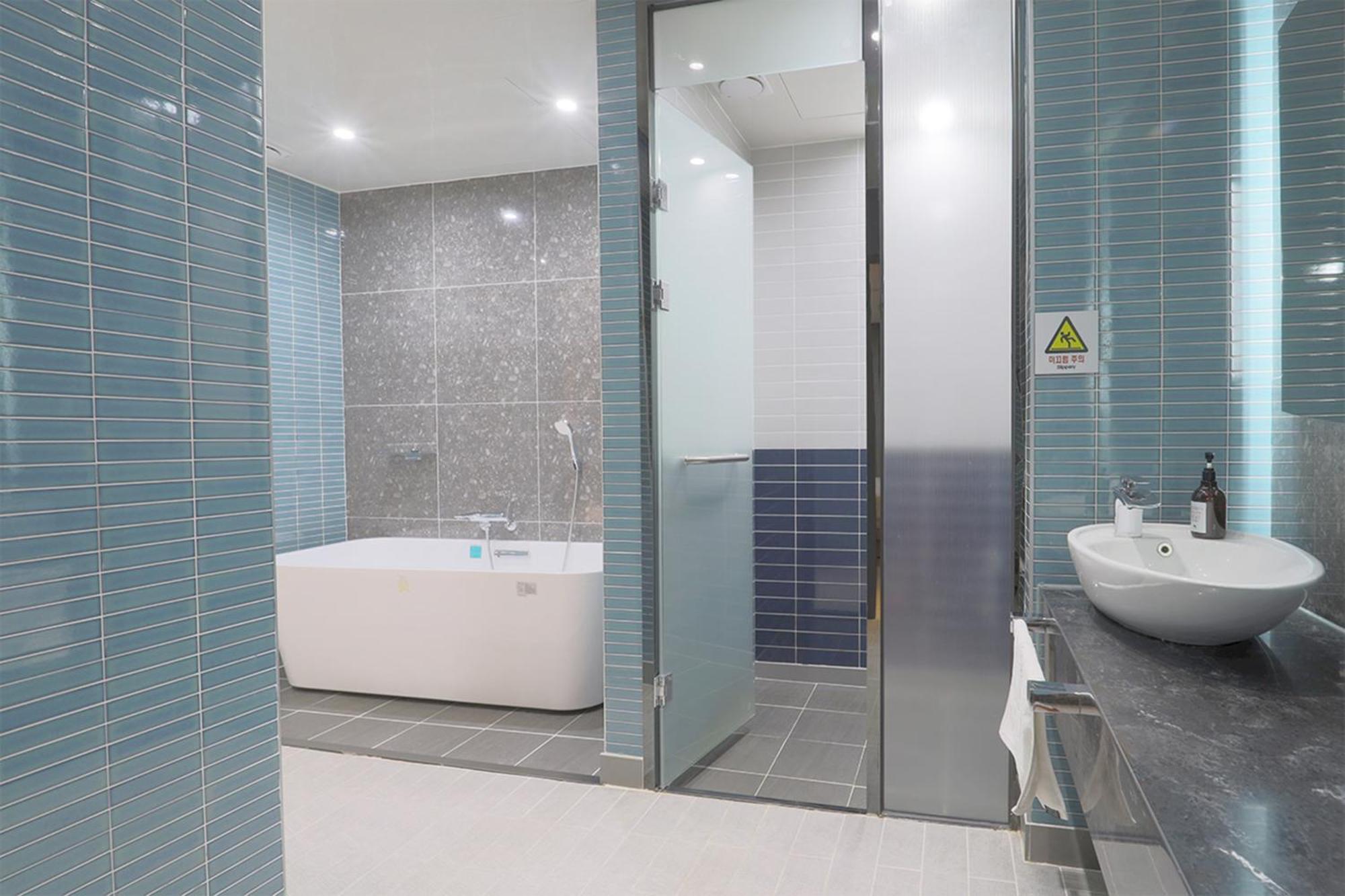 Yuna Business Hotel 2*