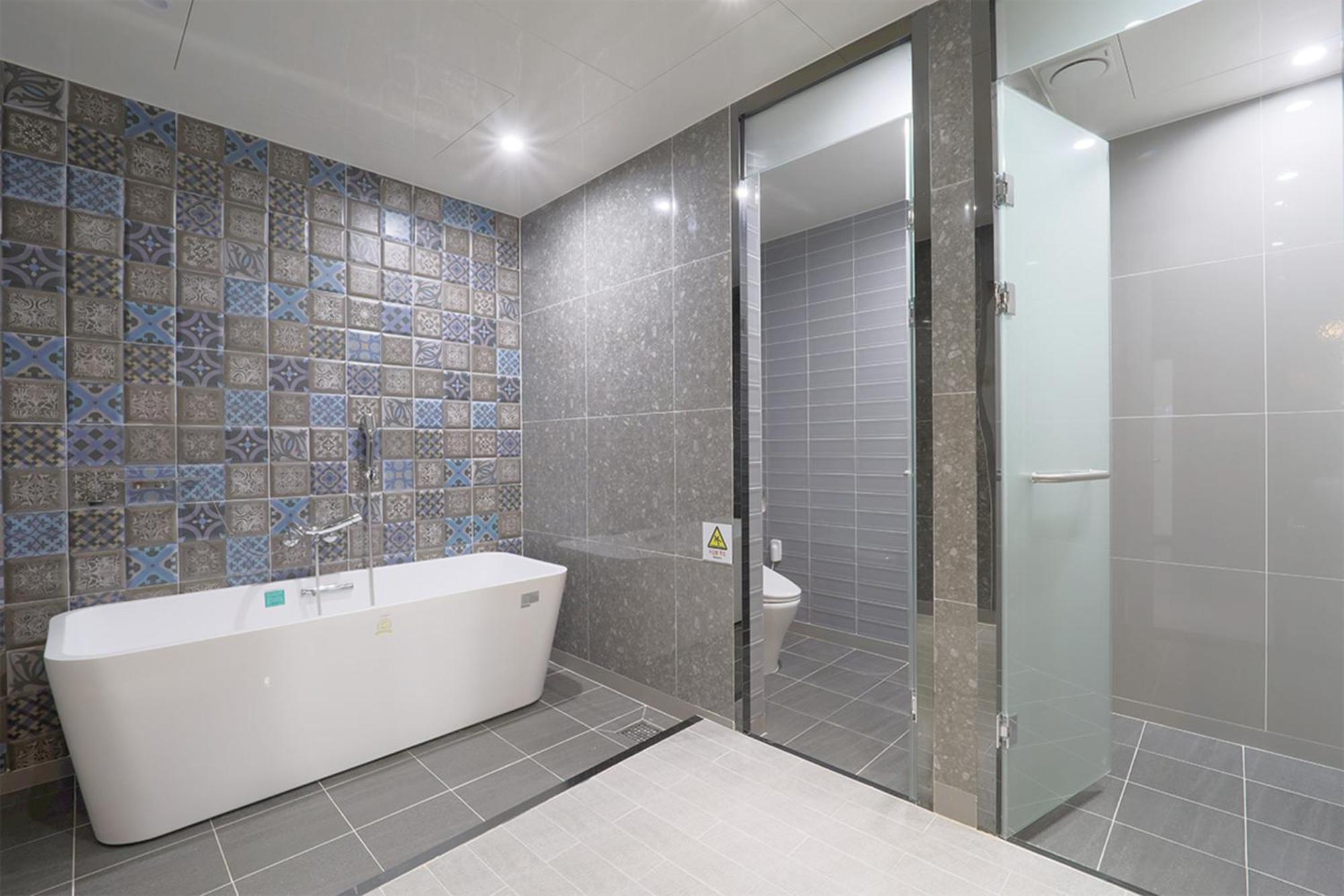 Yuna Business Hotel