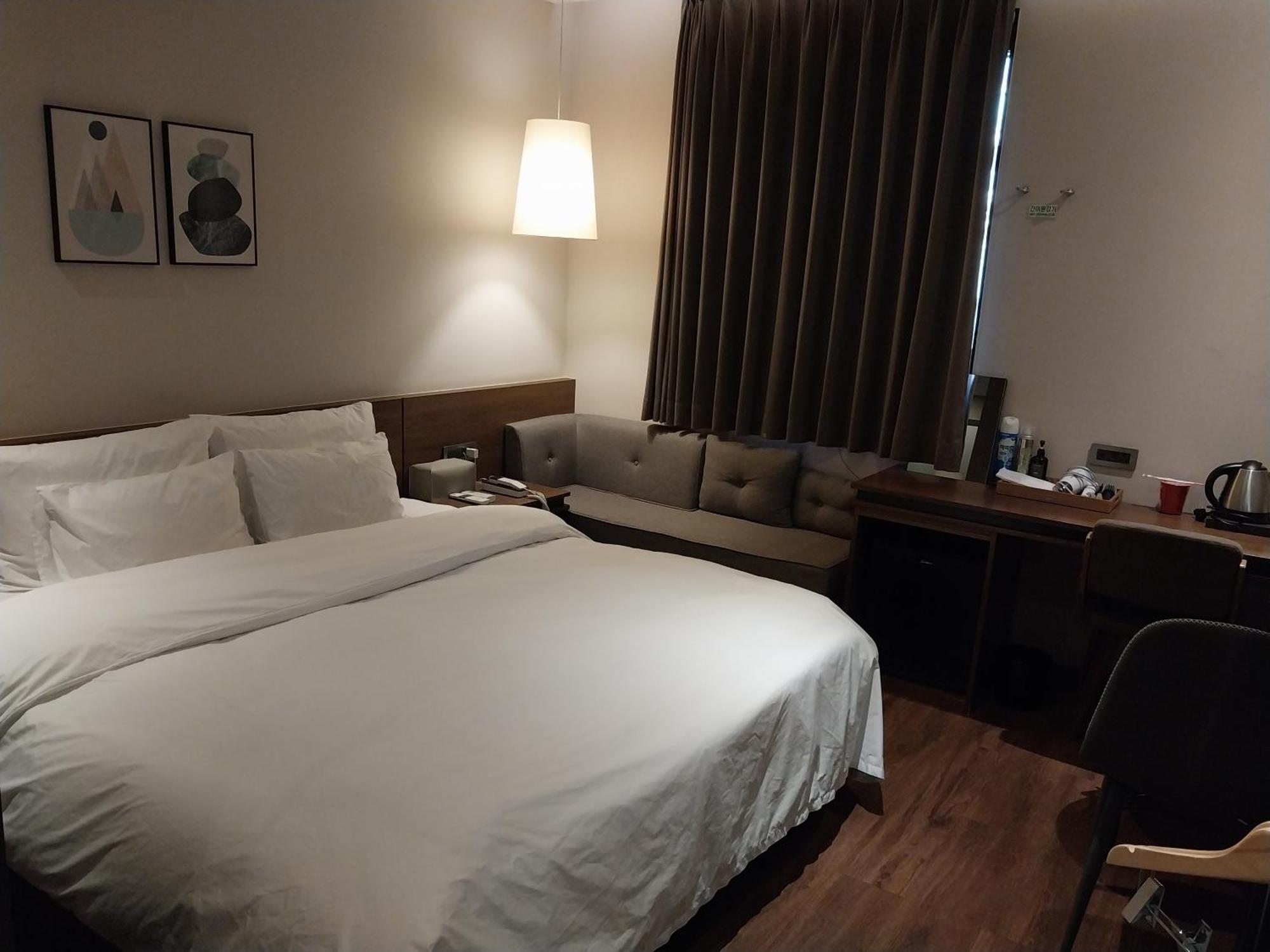 Hotel Brown Dot Station