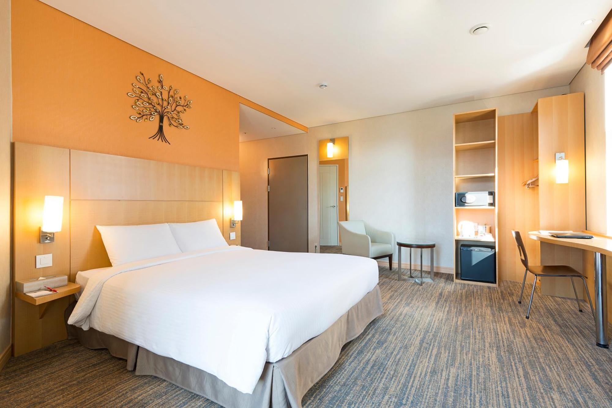 Ibis Ambassador Centre Hotel