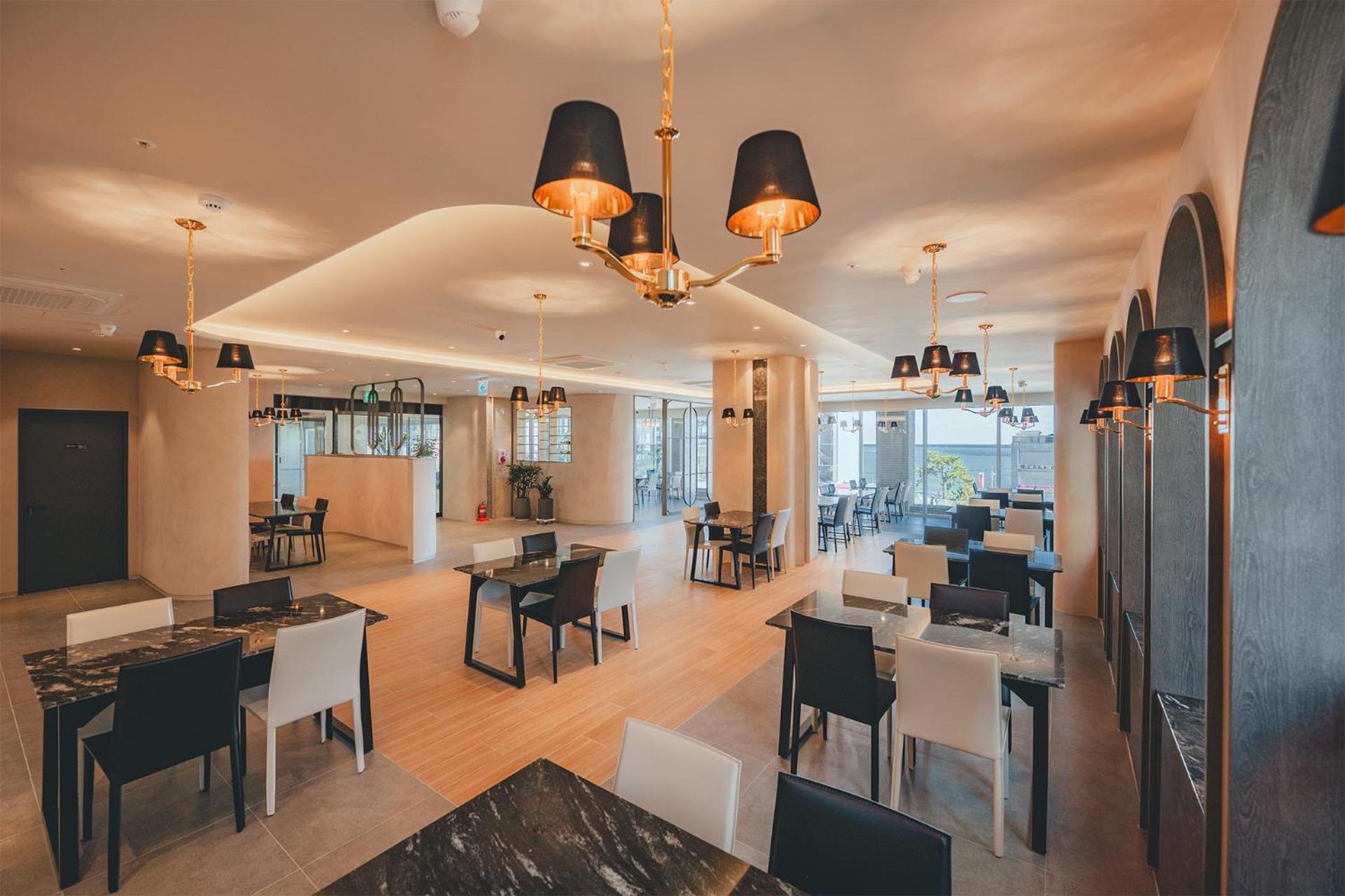 Khách sạn Mer De Laube 4*