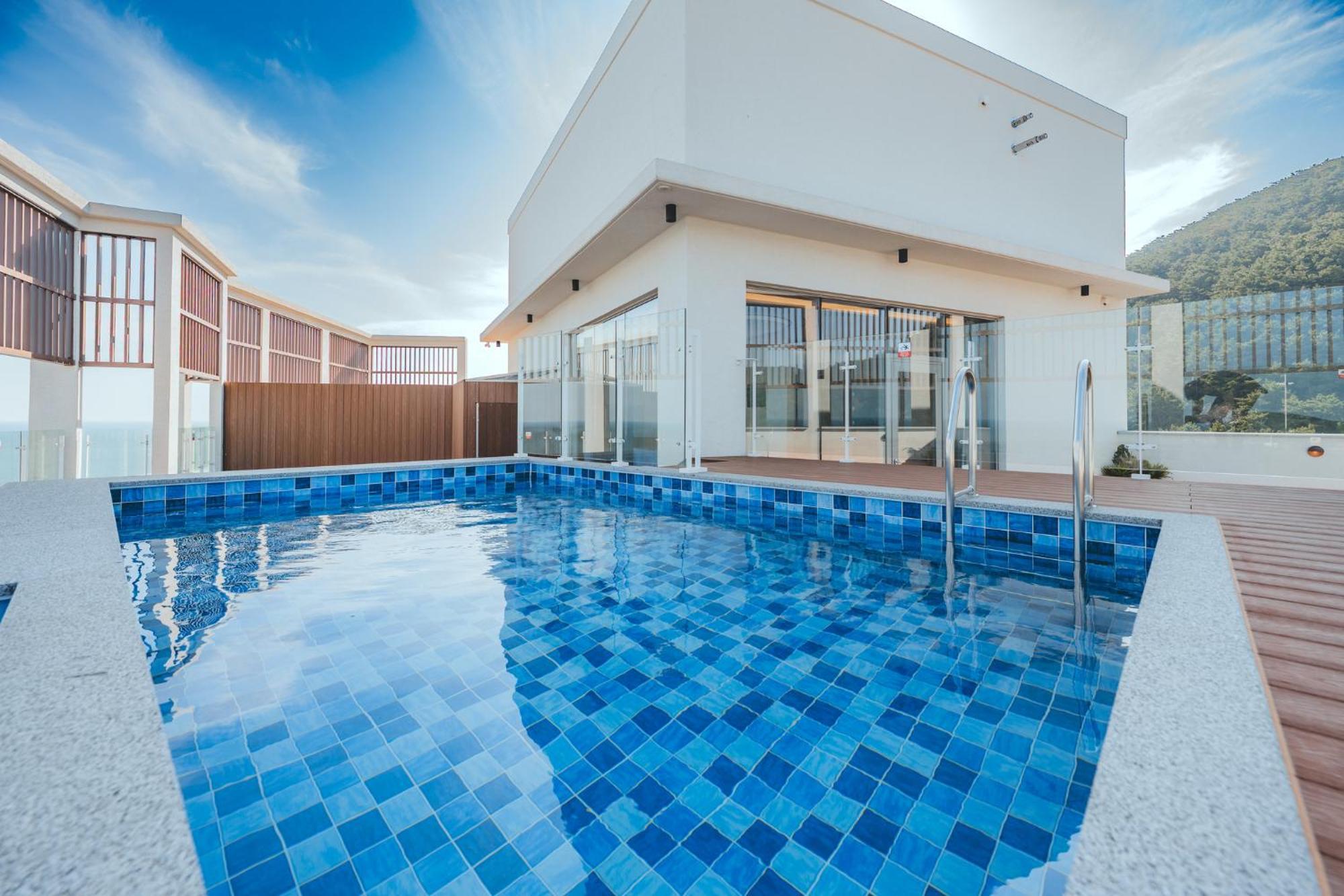 Khách sạn Mer De Laube 4*