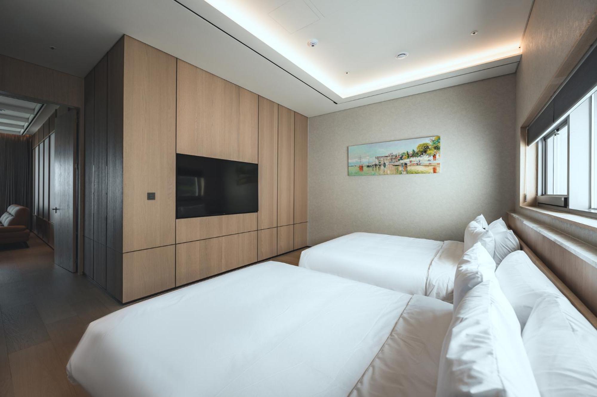 Khách sạn Mer De Laube 4*