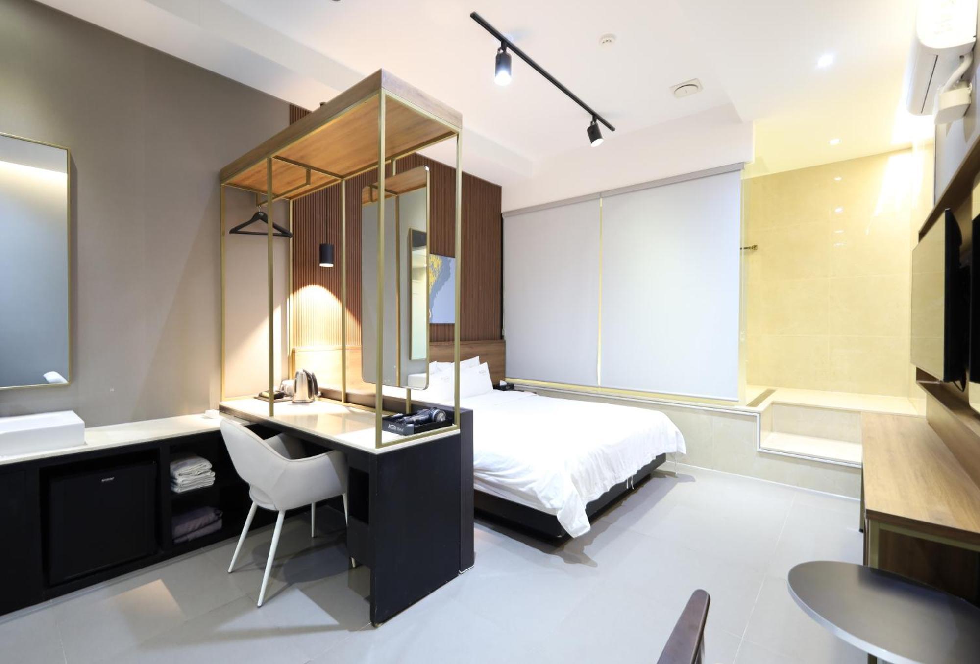 Hotel Almond Station 3*